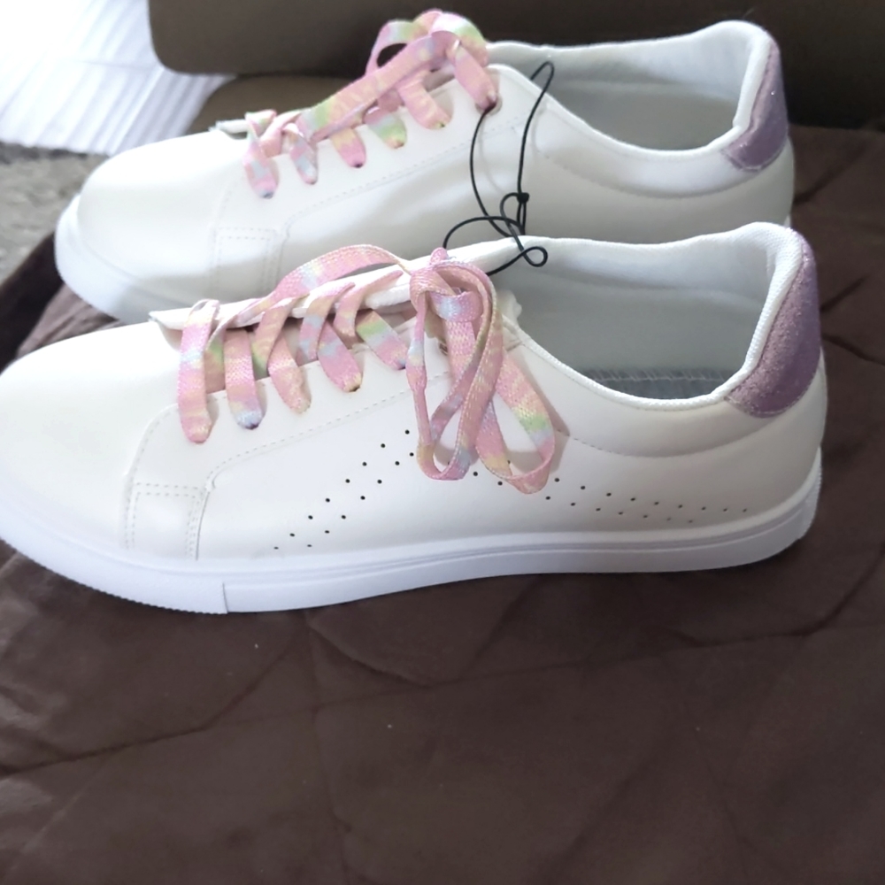 Pop women's breezy lace-up sneakers. New without original box in size 10M.